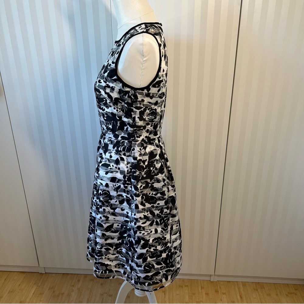 Roz & Ali black and white striped floral flared sleeveless party dress Size 4 - Picture 2 of 8